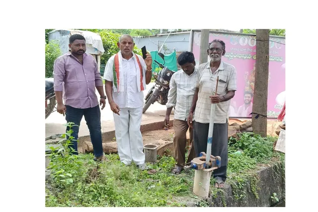 బోరింగ్ రిపేర్ చేపిoచిన 33వ డివిజన్ కార్పొరేటర్