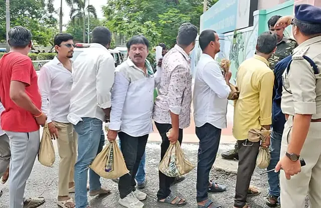 నామినేషన్ డిపాజిట్ చెల్లించడానికి నాణేలతో వచ్చారు