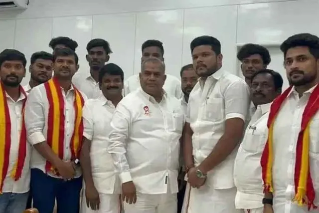 புதுக்கோட்டையில் திமுக நிர்வாகிகள் தவெகவில் ஐக்கியம்