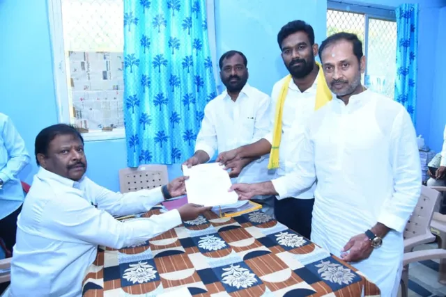నల్లచెరువు జడ్పీటీసీ అభ్యర్థిగా నామినేషన్ వేసిన పరిటాల శ్రీరామ్ నల్లచెరువు జడ్పీటీసీ అభ్యర్థిగా నామినేషన్ వేసిన పరిటాల శ్రీరామ్