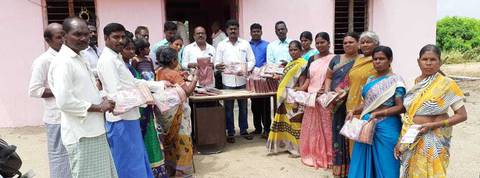 తోర్నాలలో బతుకమ్మ చీరల పంపిణీ