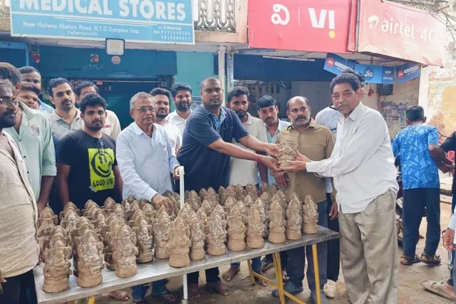 యలమంచిలిలో మట్టి వినాయక విగ్రహాల పంపిణీ