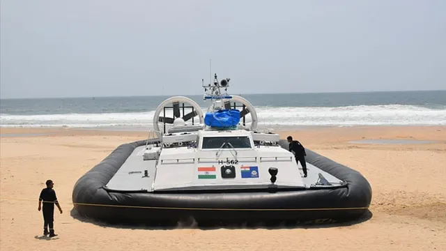 மெரினா கடற்கரையில் கடலோர காவல் படையின் மிதவை கப்பல் நிறுத்தம்