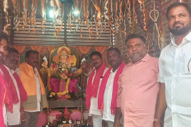 వినాయక మండపాలను సందర్శించిన మున్సిపల్ చైర్మన్ పద్మ శ్రీకాంత్