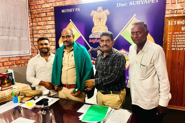 మోతె ఎస్ఐగా బాధ్యతలు చేపట్టిన లచ్చిరెడ్డికి అభినందనలు మోతె ఎస్ఐగా బాధ్యతలు చేపట్టిన లచ్చిరెడ్డికి అభినందనలు