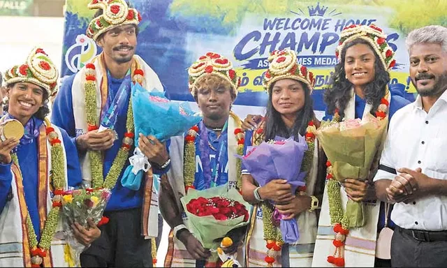 தமிழக வீரர்களுக்கு விமான நிலையத்தில் உற்சாக வரவேற்பு