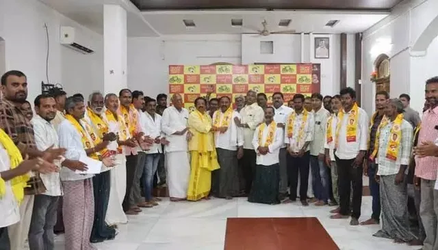 టీడీపీలో చేరిన 35 కుటుంబాలు