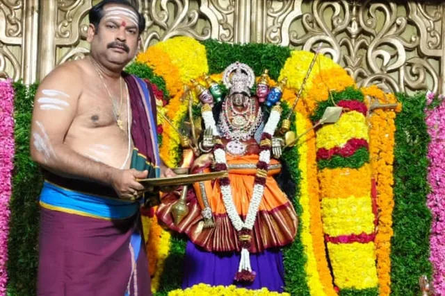 గాయత్రీ దేవి అలంకారంలో కన్యకా పరమేశ్వరి