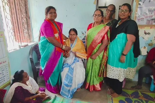 బిజెపి ఆధ్వర్యంలో అంగన్వాడి కేంద్రంలో పండ్ల పంపిణీ, టీచర్లకు సన్మానం