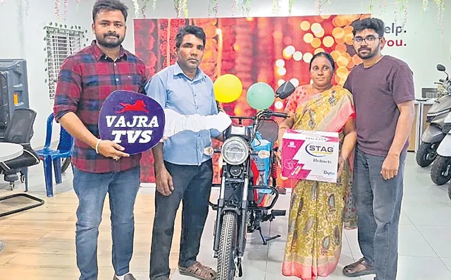 భర్త కష్టం చూసి రూ.50 వేల చిల్లరతో బైక్ కొన్న భార్య