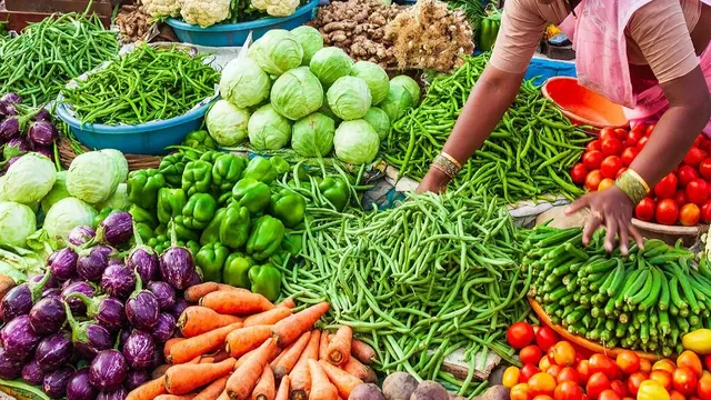 తెలుగు రాష్ట్రాల్లో తగ్గిన కూరగాయల ధరలు.. వినియోగదారులకు ఊరట తెలుగు రాష్ట్రాల్లో తగ్గిన కూరగాయల ధరలు.. వినియోగదారులకు ఊరట