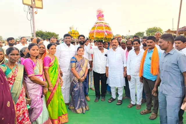 జుక్కల్‌లో ఎమ్మెల్యే తోట లక్ష్మీకాంతరావు ఆధ్వర్యంలో బతుకమ్మ సంబరాలు
