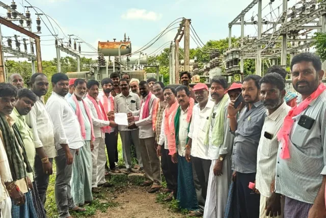 కరెంట్ కోతులకు ఊర్లుగొండ సబ్‌స్టేషన్‌ను ముట్టడించిన రైతులు