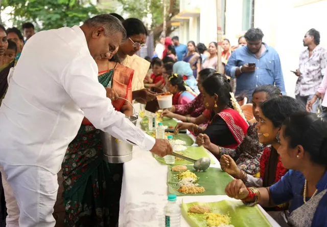 வளைகாப்பு விழாவில் 7 வகையான சீமந்த உணவு பரிமாறிய அமைச்சர் வளைகாப்பு விழாவில் 7 வகையான சீமந்த உணவு பரிமாறிய அமைச்சர்