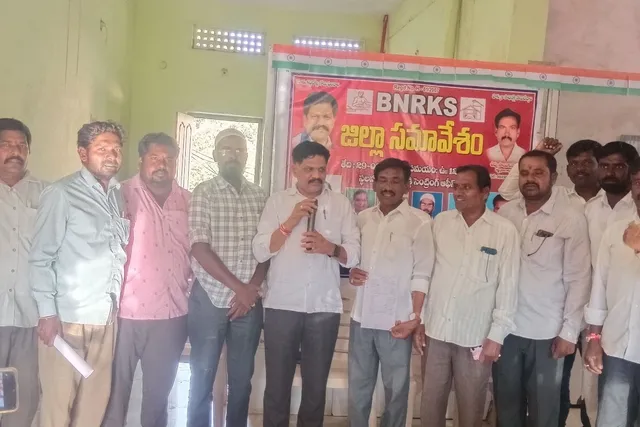 భవన నిర్మాణ కార్మికుల సమస్యలు పరిష్కరించాలి.. కమల ఐలన్న