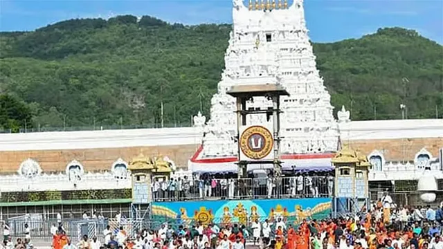 திருப்பதியில் 6 மணி நேர காத்திருப்புக்கு பின் இலவச தரிசனம்