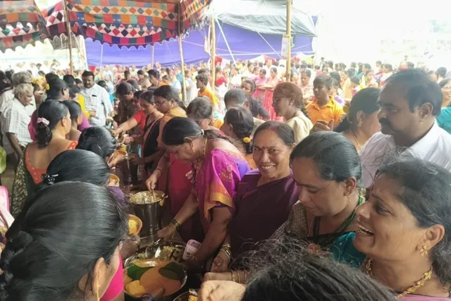 కోదాడలో అన్నదానం: కుసుమ వెంకటరత్నం బాబు చేతుల మీదుగా ప్రారంభం
