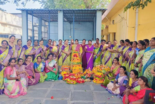 తల్లాడ పీహెచ్సీలో బతుకమ్మ వేడుకలు: ప్రజలకు ఆయురారోగ్యాలు కోరిన వైద్యాధికారిణి తల్లాడ పీహెచ్సీలో బతుకమ్మ వేడుకలు: ప్రజలకు ఆయురారోగ్యాలు కోరిన వైద్యాధికారిణి