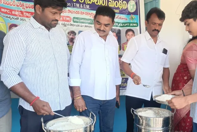 మధ్యాహ్నం భోజనాన్ని ప్రారంభించిన మున్సిపల్ చైర్మన్ మధ్యాహ్నం భోజనాన్ని ప్రారంభించిన మున్సిపల్ చైర్మన్