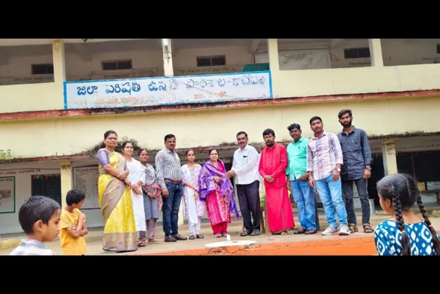 హిందీ వ్యాస రచన పోటీలో టాపర్‌గా నిలిచిన విద్యార్థినికి సన్మానం