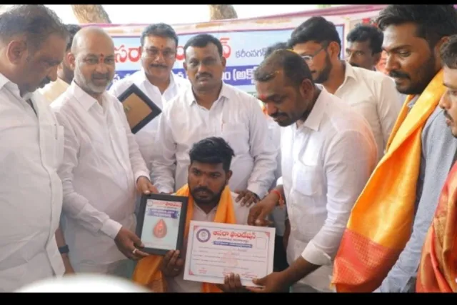 మడ్డి మనోజ్ కుమార్ కు ఆసరా ప్రాణదాత అవార్డు