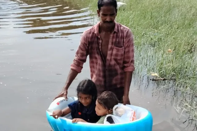 వర్షపు నీటిలో కాలని వాసుల కష్టాలు వర్షపు నీటిలో కాలని వాసుల కష్టాలు