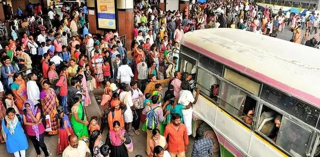 దసరా రద్దీతో కిటకిటలాడుతున్న ప్రధాన బస్టాండ్లు దసరా రద్దీతో కిటకిటలాడుతున్న ప్రధాన బస్టాండ్లు