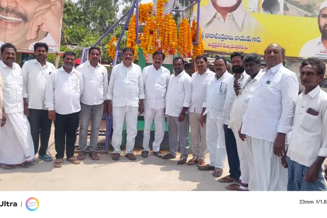 గాంధీ విగ్రహానికి నివాళులు అర్పించిన టీడీపీ నాయకులు