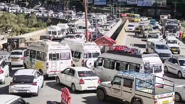 ఒక్కరోజులో 16,000 వాహనాల రాక.. షిమ్లాలో భారీగా ట్రాఫిక్ జామ్