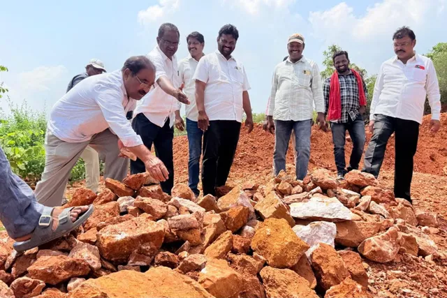 వెలుగుమట్లలో అక్రమ బెరైటిష్ రాయి తరలింపును అరికట్టాలి.. సీపీఐ నాయకులు