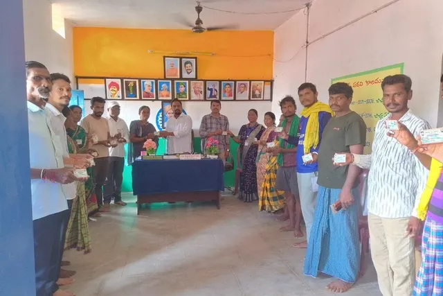 సోనాపూర్‌లో ఘనంగా స్మార్ట్ రేషన్ కార్డుల పంపిణీ