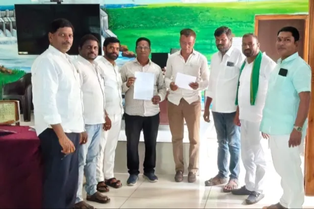 విద్యుత్ సమస్యలపై ఏఈ కి  వినతి పత్రం అందజేత