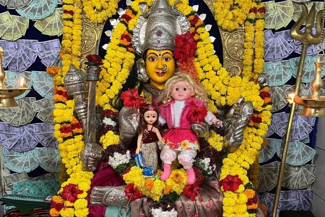 కనకదుర్గ అమ్మవారికి సంతాన లక్ష్మిగా విశేష అలంకరణ కనకదుర్గ అమ్మవారికి సంతాన లక్ష్మిగా విశేష అలంకరణ