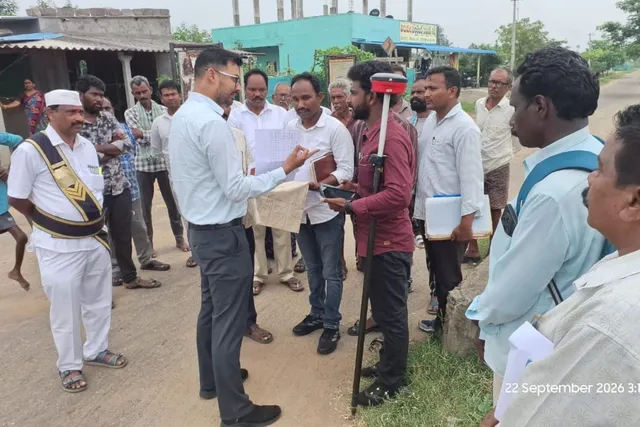 భట్టుపల్లి భూ రీ-సర్వేను పర్యవేక్షించిన సబ్ కలెక్టర్ మృణాల్ శ్రేష్ఠ