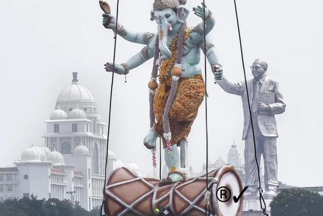 హుస్సేన్సాగర్లో అరుదైన దృశ్యం హుస్సేన్సాగర్లో అరుదైన దృశ్యం