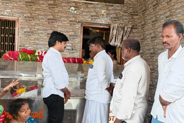 మృతి చెందిన కుటుంబాన్ని పరామర్శించిన ఎమ్మెల్యే విజయుడు మృతి చెందిన కుటుంబాన్ని పరామర్శించిన ఎమ్మెల్యే విజయుడు