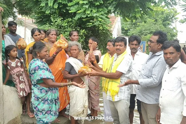 వరద బాధితులకు కూరగాయల కిట్లు పంపిణీ చేసిన గుండ్ర సుబ్బారావు