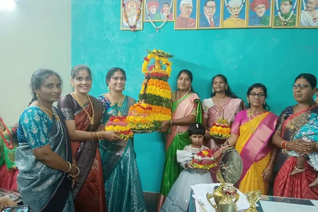 గుంజపడుగు బాలికల గురుకులంలో బతుకమ్మ సంబరాలు