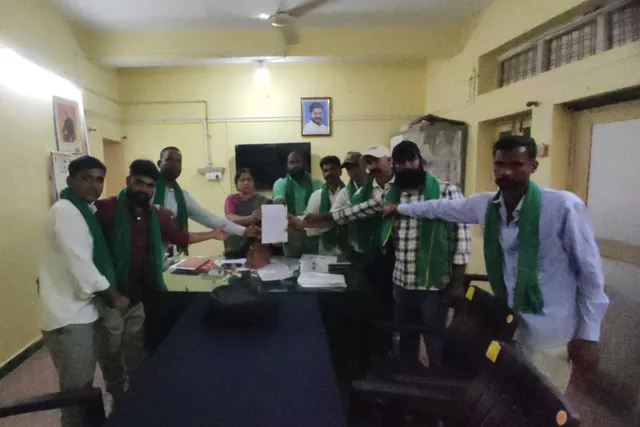 అసైన్డ్ భూములపై పెద్దల కన్ను.. తహసిల్దార్ కు వినతి పత్రం అందజేత అసైన్డ్ భూములపై పెద్దల కన్ను.. తహసిల్దార్ కు వినతి పత్రం అందజేత