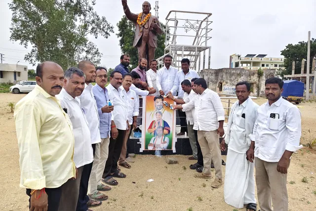 మిడ్జిల్‌ లో మంత్రి సీతక్క చిత్రపటానికి పాలాభిషేకం