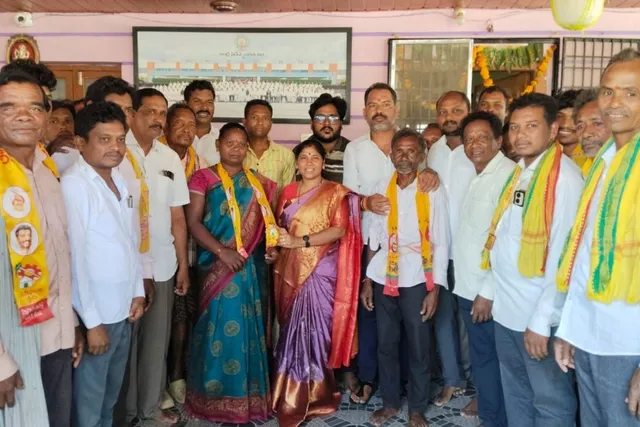 నీలకంఠాపురం పంచాయతీలో వైసీపీకి షాక్‌.. టీడీపీలో  90 కుటుంబాల