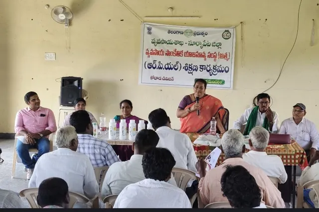 రైతు వేదికలో నానో ఎరువులు, ప్రకృతి వ్యవసాయంపై శిక్షణ