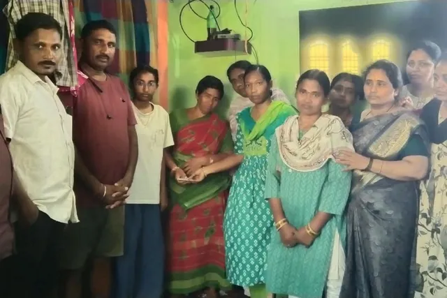 రూ. 10 వేల ఆర్థిక సహాయం అందజేసిన పదవ తరగతి స్నేహితులు