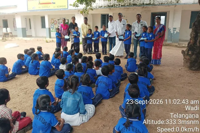వాడి ప్రభుత్వ ప్రాథమిక పాఠశాలలో ఏకరూప దుస్తుల పంపిణీ