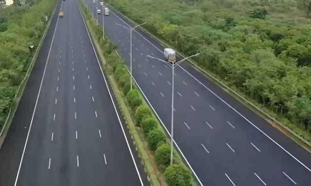 హైదరాబాద్ శివార్లలో ట్రాఫిక్ కష్టాలకు చెక్.. రోడ్ల విస్తరణకు GHMC నిర్ణయం హైదరాబాద్ శివార్లలో ట్రాఫిక్ కష్టాలకు చెక్.. రోడ్ల విస్తరణకు GHMC నిర్ణయం