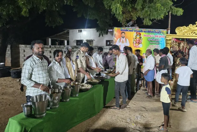 వినాయకుని సన్నిధిలో పూజలు.. భక్తులకు అన్నప్రసాదం