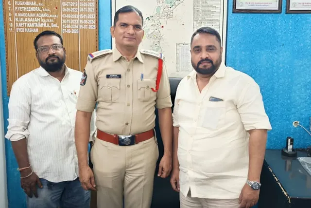 నూతన సీఐ సయ్యద్ హషంను సన్మానించిన మైనార్టీ నాయకులు