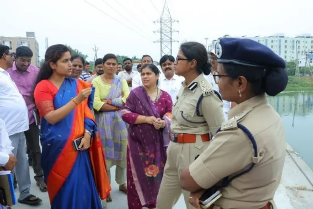 గణేష్ నిమజ్జన ఏర్పాట్లను కలెక్టర్, సీపీ పరిశీలన గణేష్ నిమజ్జన ఏర్పాట్లను కలెక్టర్, సీపీ పరిశీలన