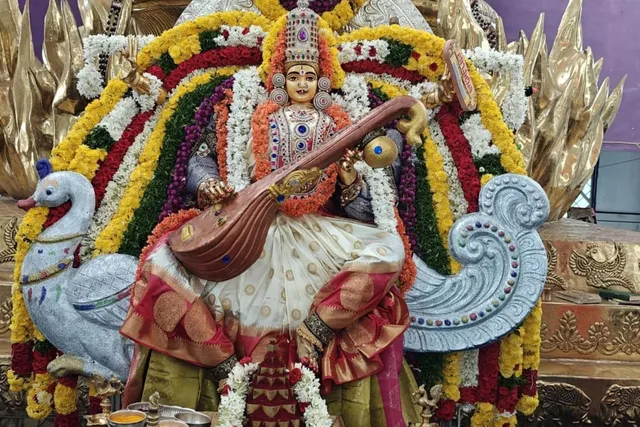 శ్రీ సరస్వతీ దేవిగా పెనుగొండ శ్రీ వాసవి మాత శ్రీ సరస్వతీ దేవిగా పెనుగొండ శ్రీ వాసవి మాత