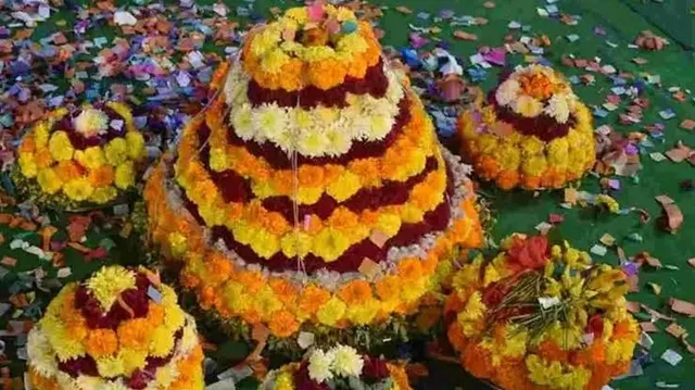 ఆరోగ్య సందేశంతో ఏడో రోజు 'వేపకాయల బతుకమ్మ' ఆరోగ్య సందేశంతో ఏడో రోజు 'వేపకాయల బతుకమ్మ'